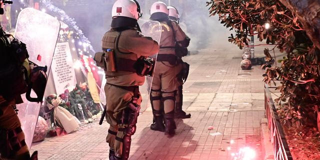 Εξάρχεια: Επίθεση με μολότοφ εναντίον αστυνομικών τα ξημερώματα