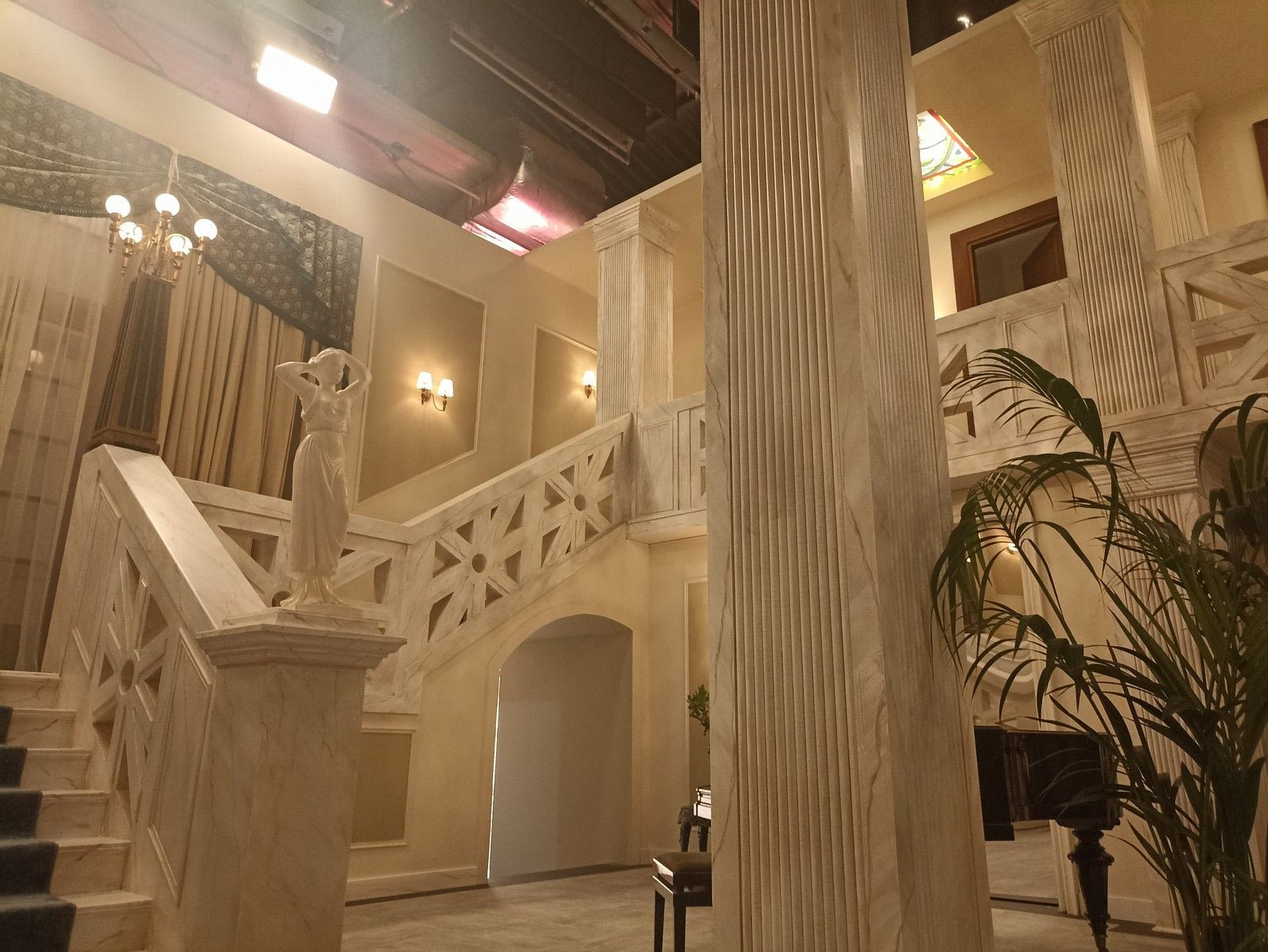 Η μεγάλη σάλα του ξενοδοχείου της νέας σειράς "Grand Hotel"