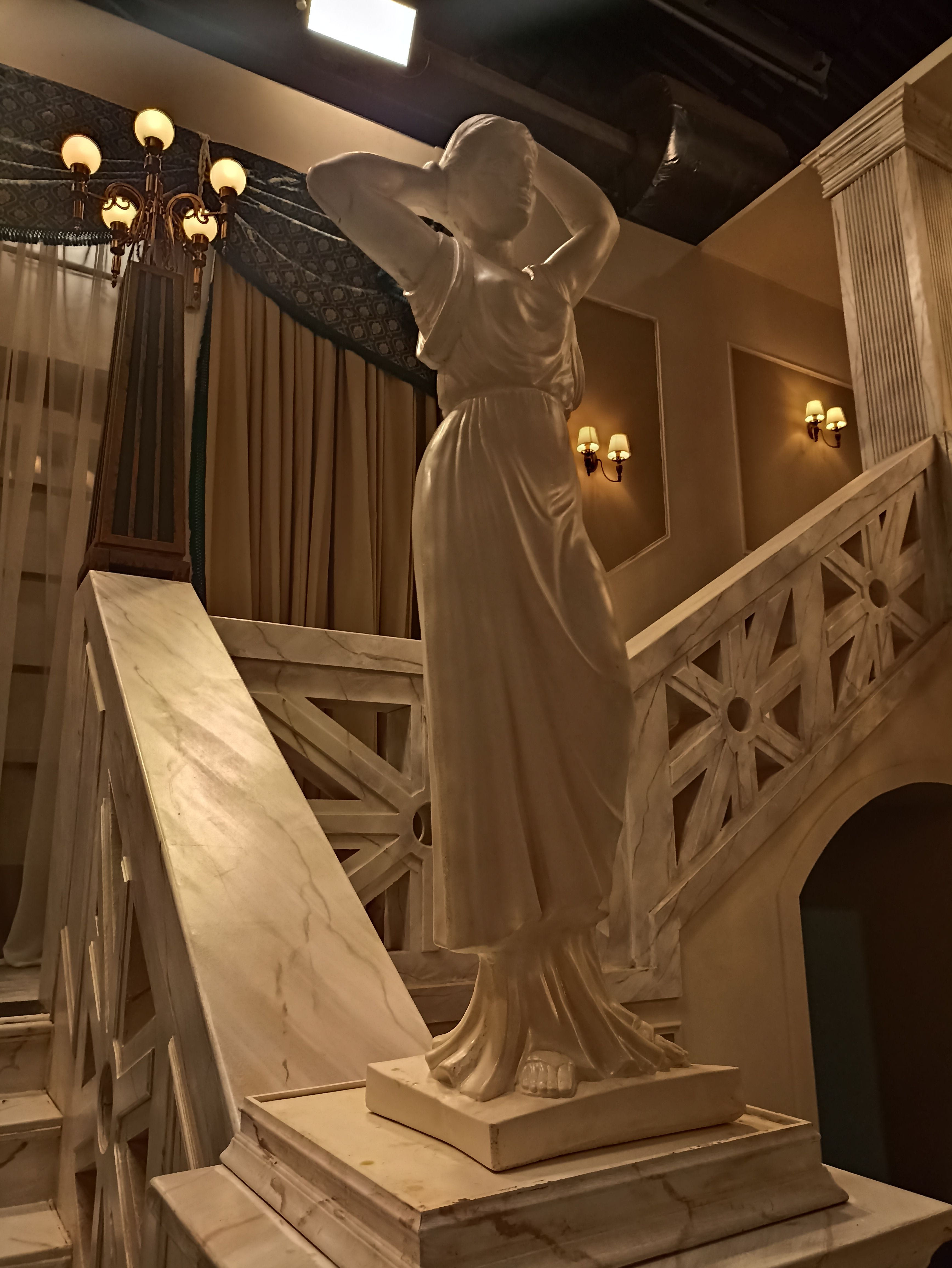 Η μεγάλη σάλα του ξενοδοχείου της νέας σειράς "Grand Hotel"