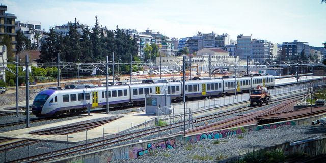 Χειρόφρενο σε τρένα και προαστιακό την Πέμπτη – Απεργούν οι εργαζόμενοι  