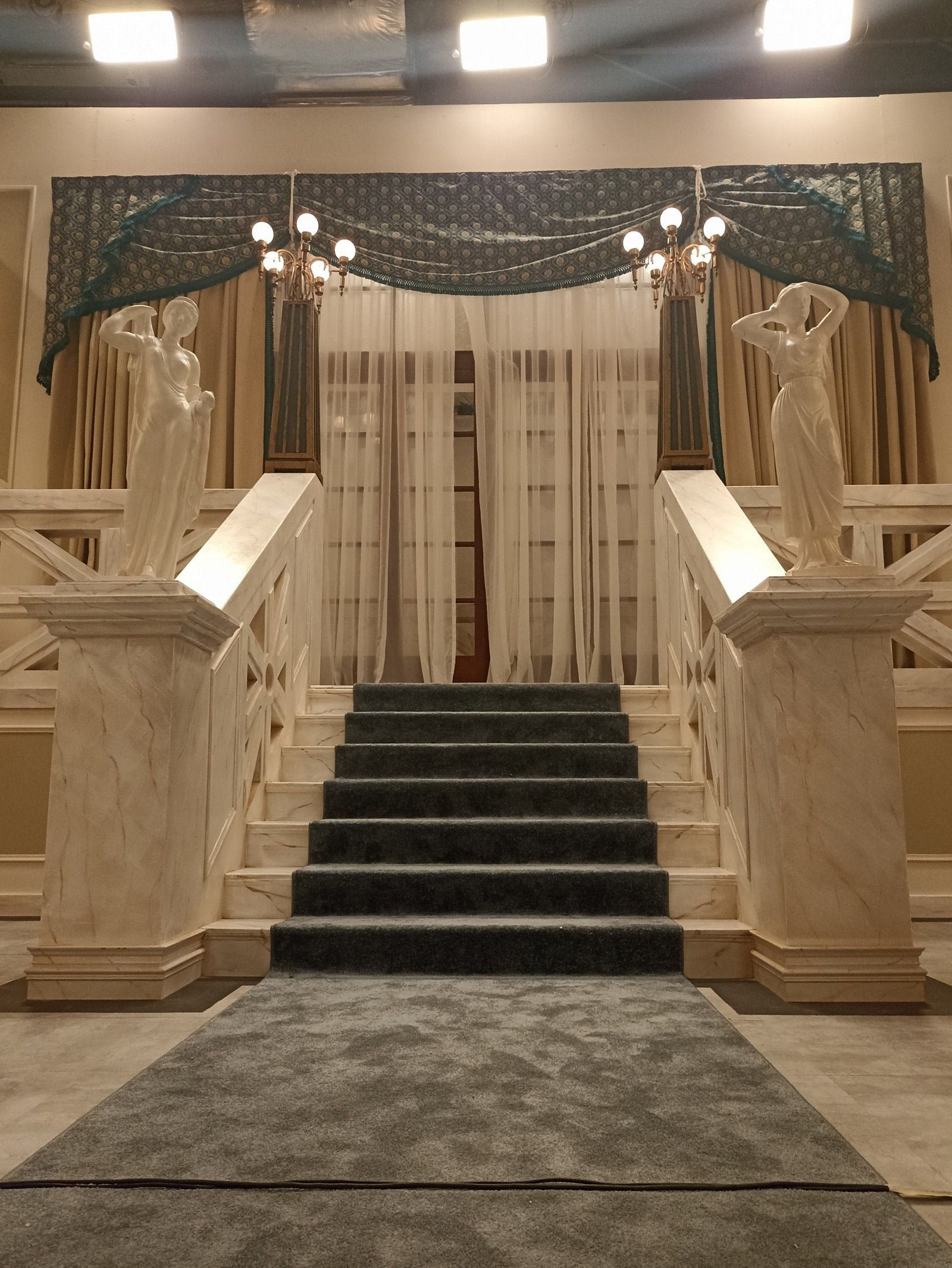 Η μεγάλη σάλα του ξενοδοχείου της νέας σειράς "Grand Hotel"