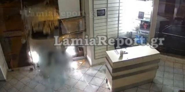 Λαμία: Αυτοκίνητο “καρφώθηκε” σε γραφείο τελετών – Βίντεο