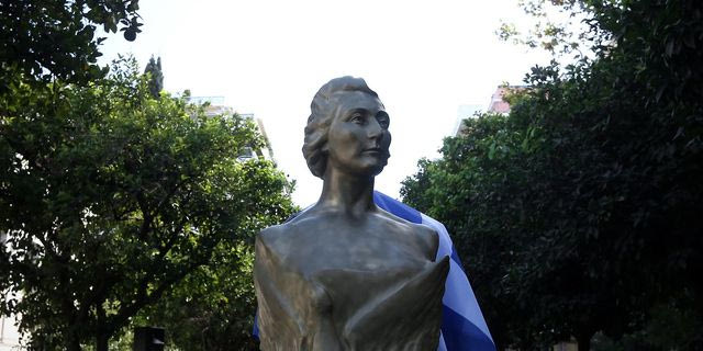 Η προτομή της Λέλας Καραγιάννη