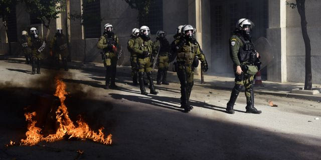 Ένταση στο Σύνταγμα – Έπεσαν χημικά, 33 προσαγωγές από την ΕΛ.ΑΣ