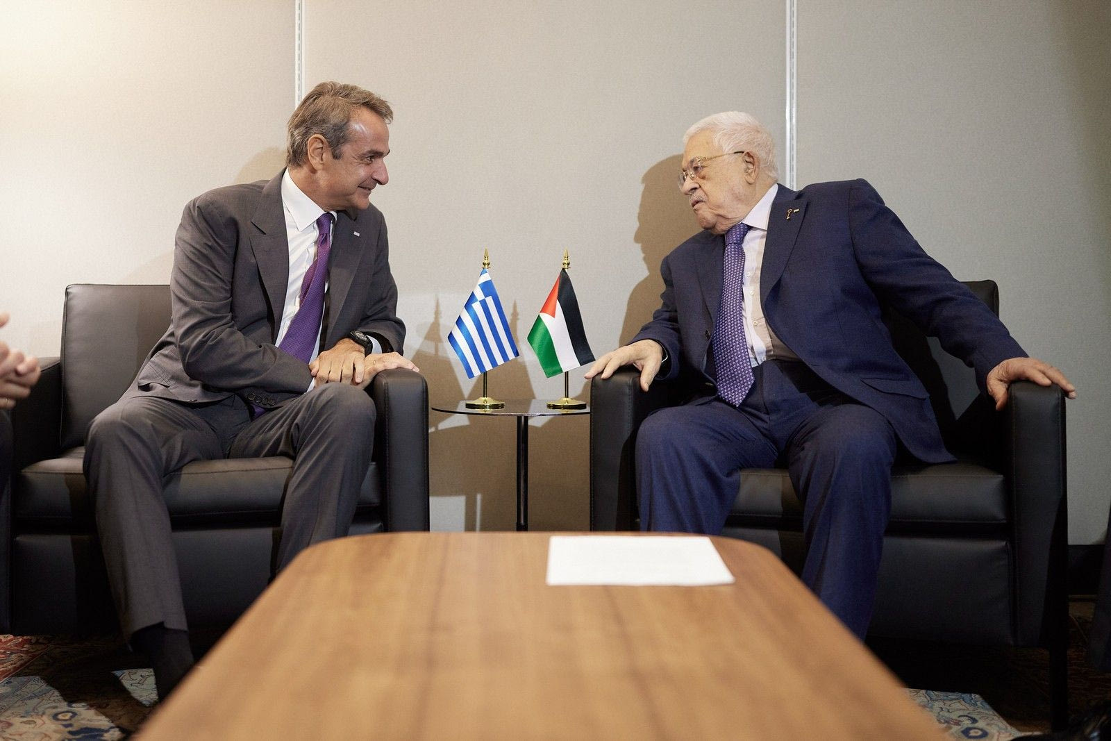 Συνάντηση Μητσοτάκη με τον Μαχμούντ Αμπάς