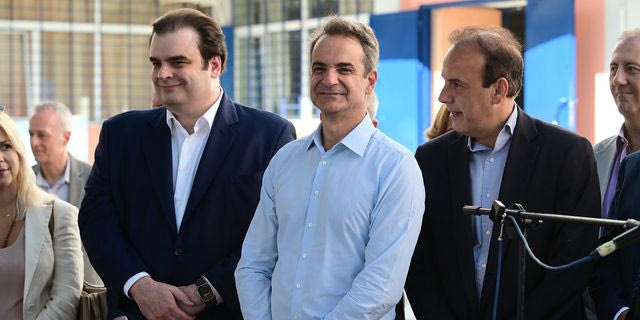 Αγιασμός στα σχολεία: Στο 2ο Δημοτικό Σχολείο Γλυφάδας ο Κ. Μητσοτάκης – Τι ζήτησε από τα παιδιά