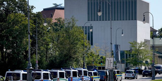 Στιγμιότυπο μετά από πυροβολισμούς της αστυνομίας εναντίον ύποπτου ατόμου κοντά στο Ισραηλινό Προξενείο και το μουσείο στο Μόναχο