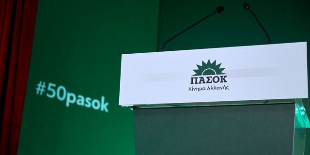 ΠΑΣΟΚ κατά Μητσοτάκη: Αμετανόητος παρά τις μεγαλειώδεις συγκεντρώσεις