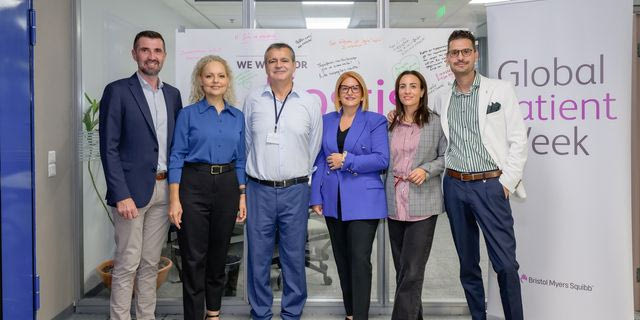 Από τα αριστερά προς τα δεξιά: 1. κ. Γιώργος Τσιακαλάκης, Market Access, Corporate & Government Affairs Lead, Bristol Myers Squibb Ελλάδας 2. κ. Φωτεινή Γεωργίου, Δημοσιογράφος Υγείας 3. κ. Κωνσταντίνος Χόρτης, Πρόεδρος του Πανελλήνιου Συνδέσμου Πασχόντων από Καρδιοπάθειες 4. κ. Νατάσα Τσαμούρα, Senior Brand Manager, Innovative Medicines, Bristol Myers Squibb Ελλάδας 5. κ. Χρύσα Δεληγιάννη, Scientific Advisor Cardiology, Bristol Myers Squibb Ελλάδας 6. κ. Σοφοκλής Χάνος, Patient Advocacy & Communications Manager, Bristol Myers Squibb Ελλάδας