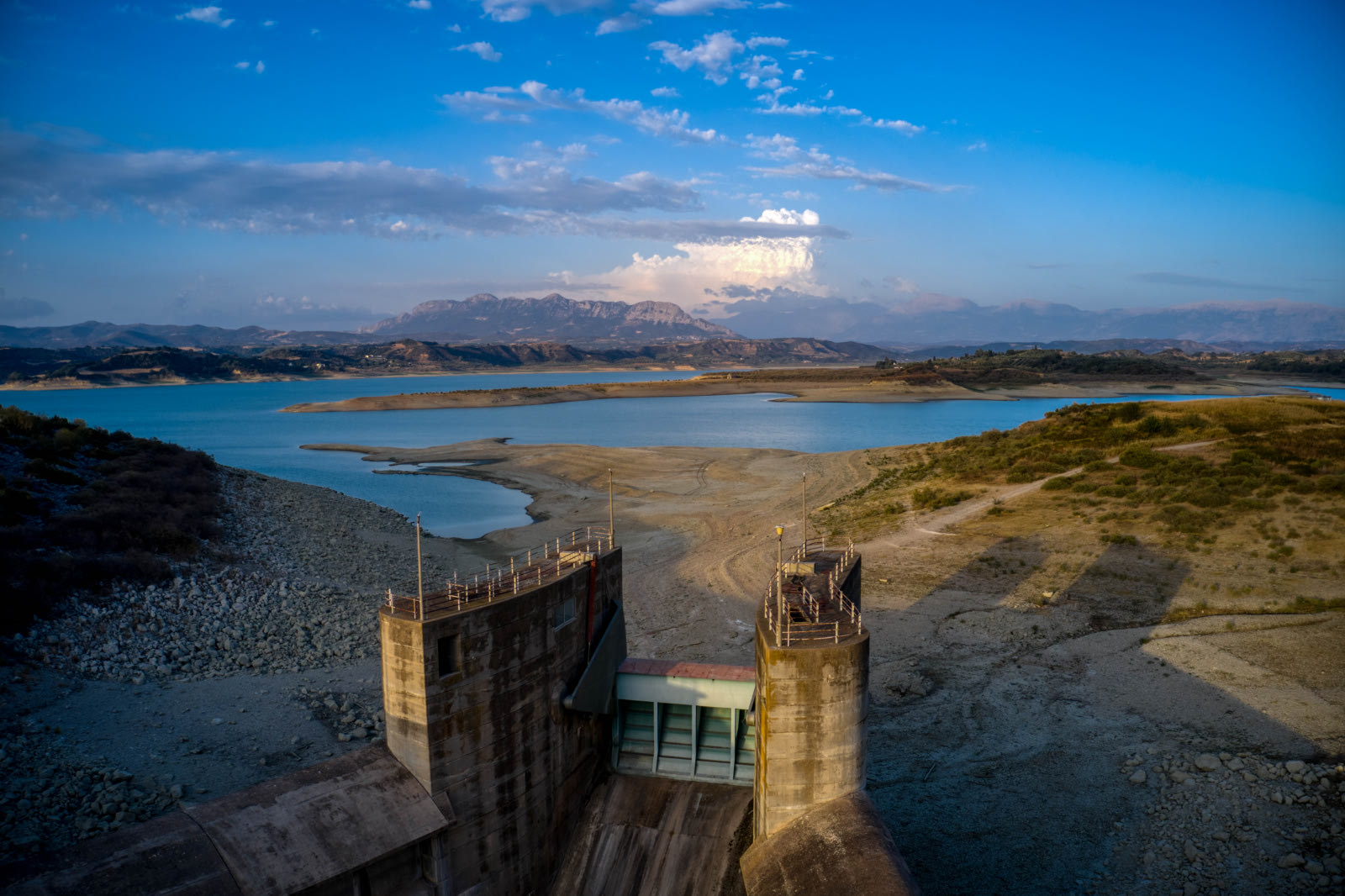 Λίμνη του φράγματος του Πηνειού, νομός Ηλείας.