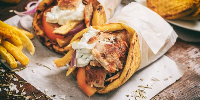 Ένας σουβλατζής εξηγεί γιατί θα πάει στα 5 ευρώ το σουβλάκι