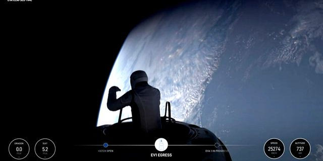 SpaceX: Εντυπωσιακές εικόνες από τον πρώτο διαστημικό περίπατο ιδιωτών