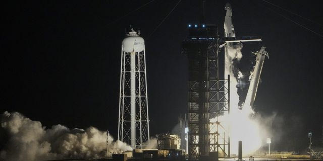SpaceX: Εκτοξεύτηκε η επανδρωμένη αποστολή για τον πρώτο διαστημικό περίπατο