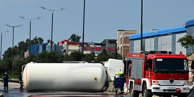 Εκκενώνεται προληπτικά η δομή του Σχιστού μετά την ανατροπή του βυτιοφόρου