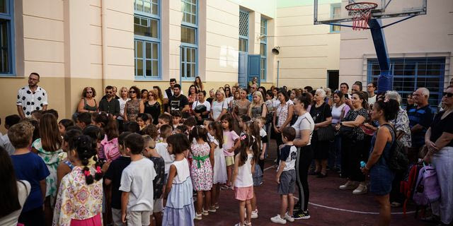 Ο αγιασμός στα σχολεία σε εικόνες