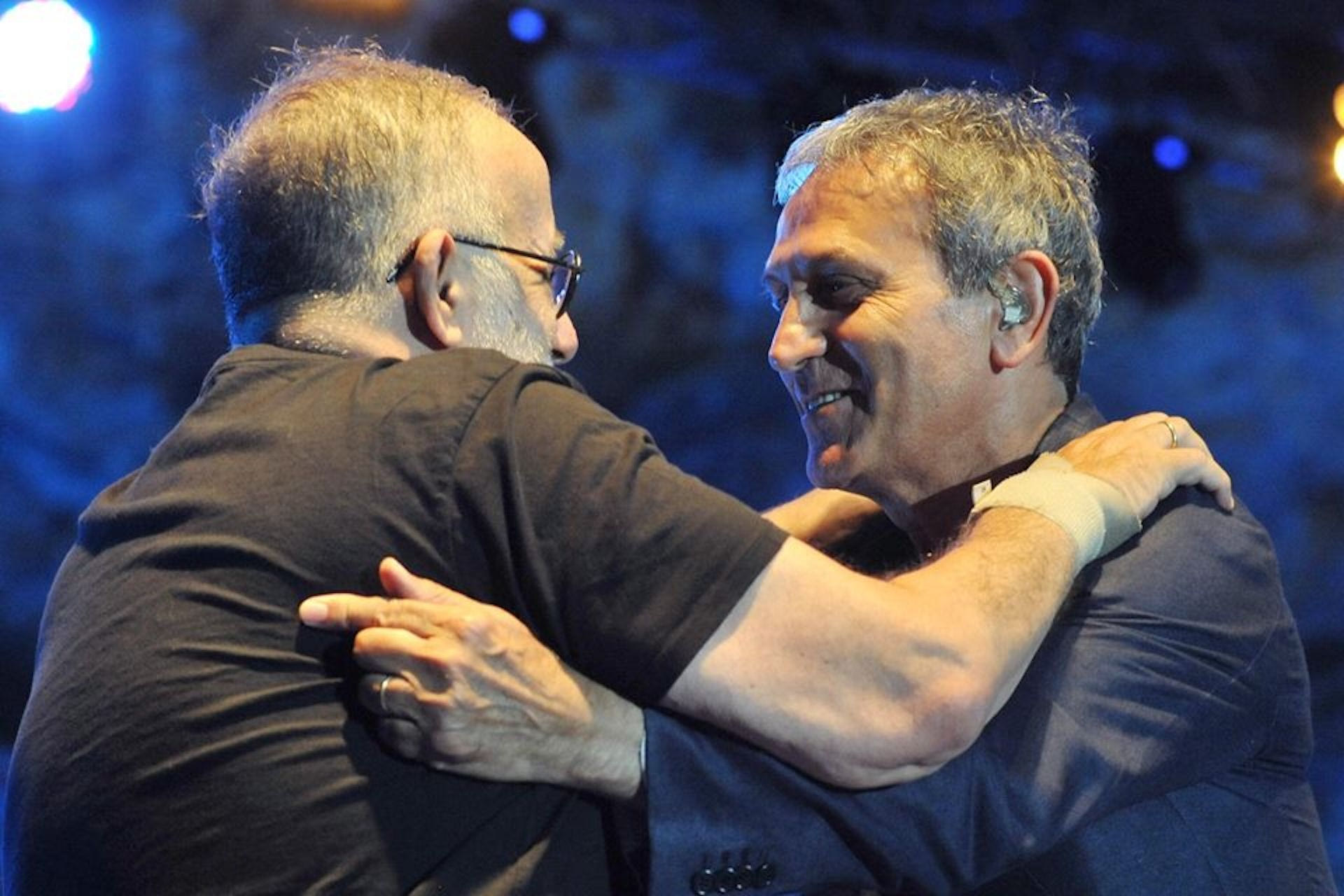 Ο Θάνος Μικρούτσικος και ο Γιώργος Νταλάρας