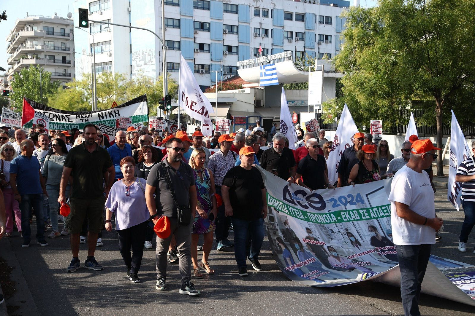 Συγκέντρωση και πορεία υγειονομικών στη Θεσσαλονίκη