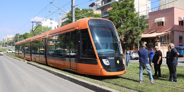 Τραμ: “Απανωτά ατυχήματα στη Γλυφάδα” – Καταθέτουν μήνυση οι εργαζόμενοι