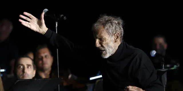 Σταύρος Ξαρχάκος: Τι δηλώνει για την περιοδεία-αφιέρωμα σε Χατζιδάκι και Θεοδωράκη