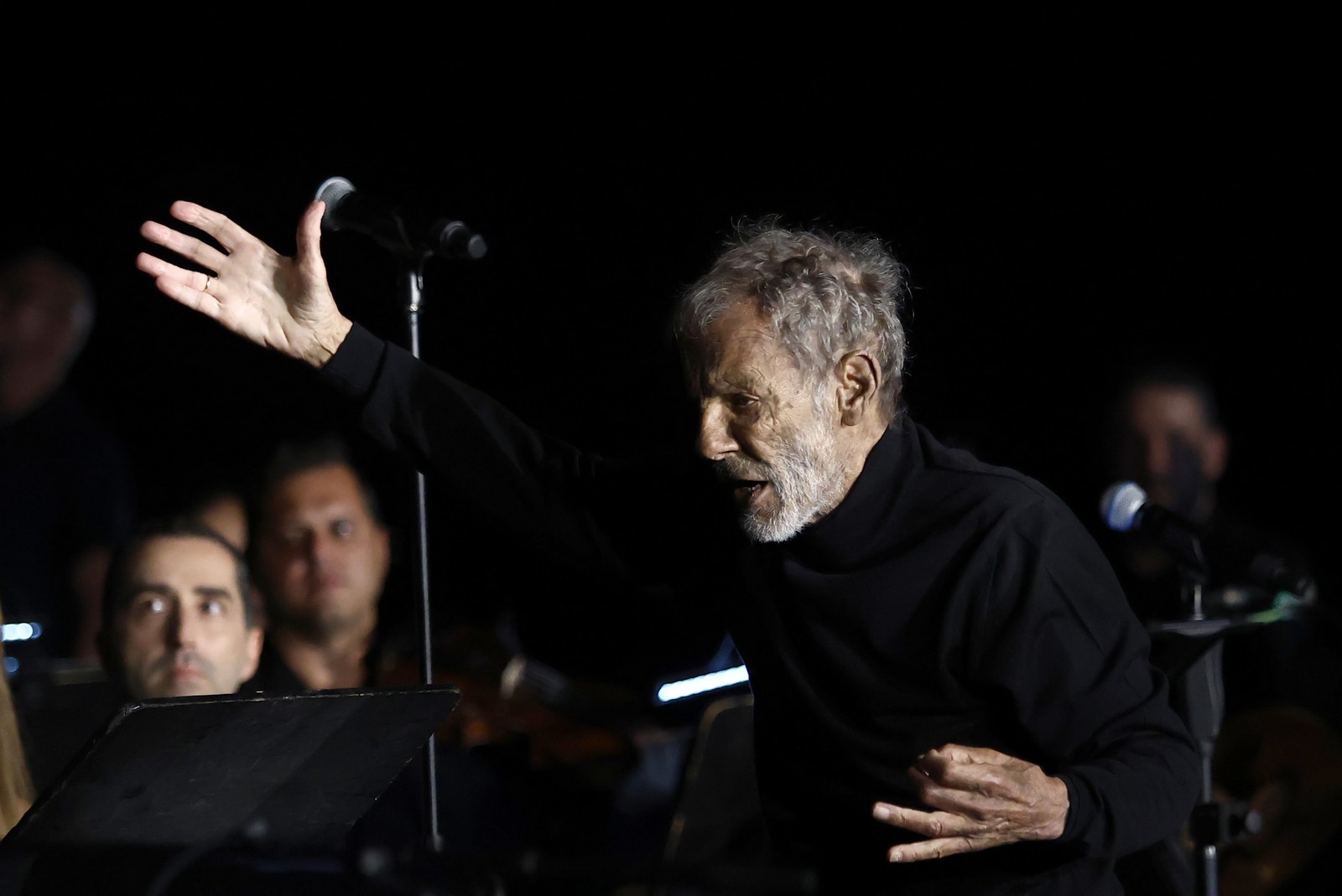 O Σταύρος Ξαρχάκος μάς μεταφέρει στο “ερωτικό Σύμπαν” των τραγουδιών του