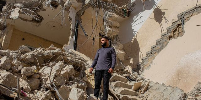 Ο Omar στέκεται στα ερείπια του σπιτιού του μετά την κατεδάφισή του από τις ισραηλινές δυνάμεις στον προσφυγικό καταυλισμό της Jenin. Παλαιστίνη, Σεπτέμβριος 2024.