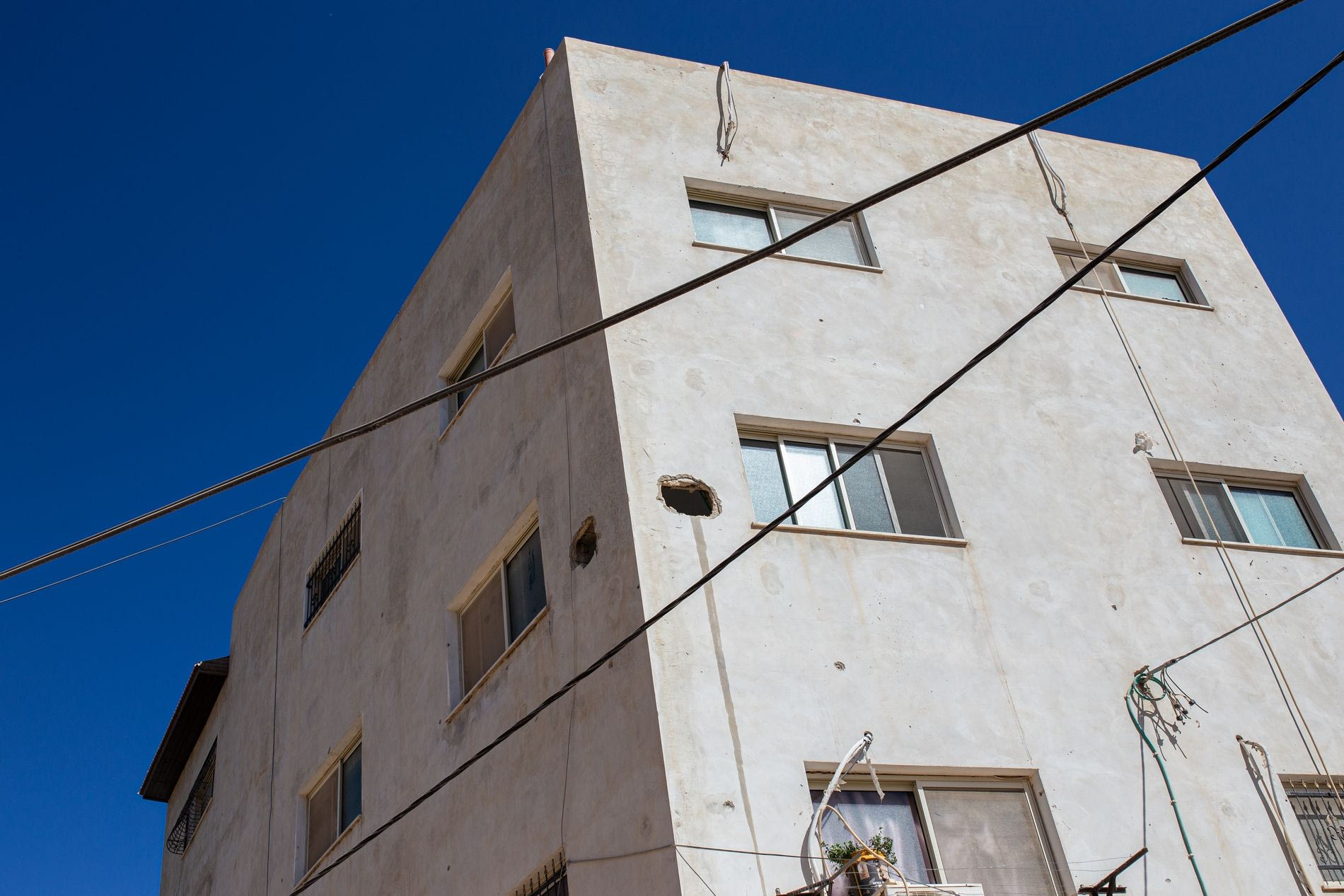 Πολλά σπίτια στον προσφυγικό καταυλισμό της Jenin είναι σημαδεμένα από τρύπες από σφαίρες. Οι κάτοικοι μιλούν για επαναλαμβανόμενες καταλήψεις σπιτιών από Ισραηλινούς στρατιώτες. Παλαιστίνη, Σεπτέμβριος 2024.