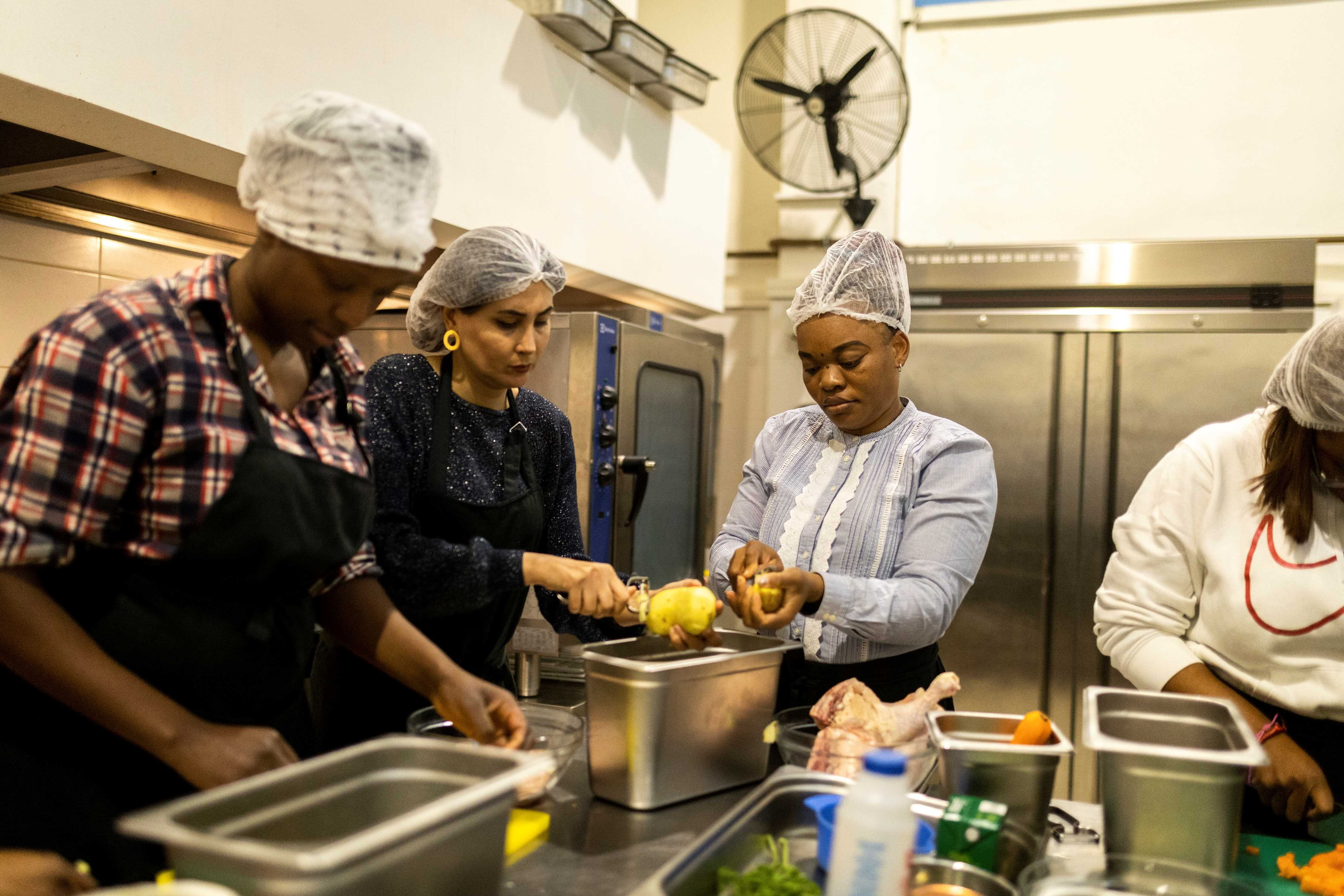 Βοηθοί Κουζίνας εν δράσει. Κάποιες από τις ωφελούμενες των προγραμμάτων επαγγελματικής κατάρτισης “Βοηθού Κουζίνας” που διοργάνωσε η Οδύσσεια στο πλαίσιο του έργου «Ενδυνάμωση και επαγγελματική κατάρτιση νέων εκτός εκπαίδευσης ή εργασίας». Στόχος η υποστήριξη γυναικών στην ανάπτυξη στοχευμένων δεξιοτήτων για την ομαλότερη πρόσβασή τους σε ευκαιρίες απασχόλησης στην κοινωνία. Πρόκειται για ένα από τα 128 συνολικά έργα που υλοποιήθηκαν στο πλαίσιο του Active Citizens Fund Greece.