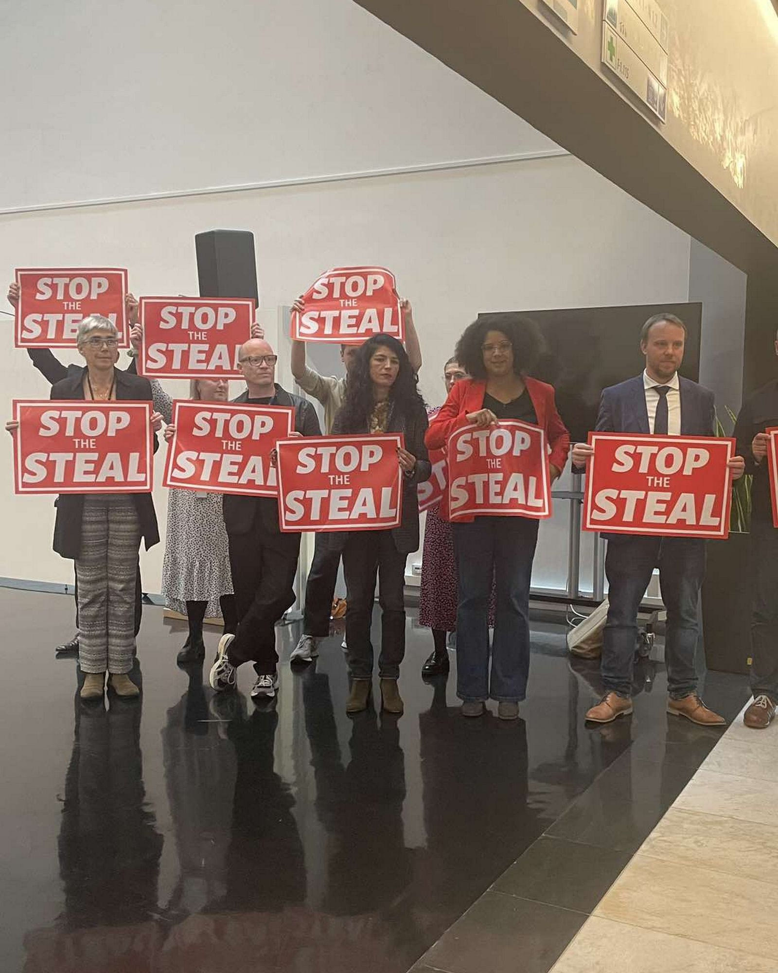 Διαμαρτυρία ευρωβουλευτών της ομάδας των Πρασίνων 