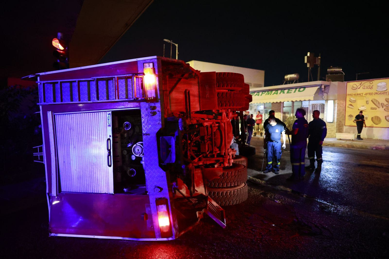 Εκτροπή πυροσβεστικού οχήματος με έναν νεκρό και δύο τραυματίες στον Ασπρόπυργο