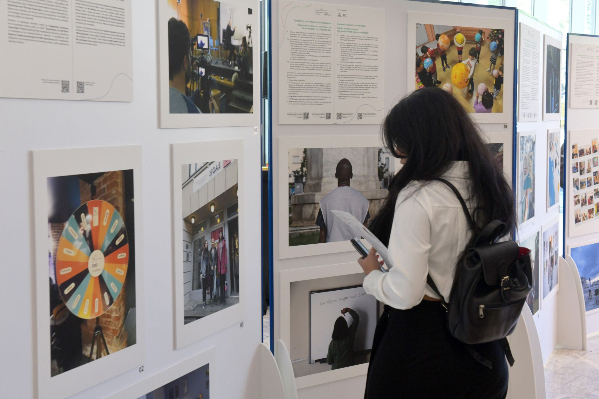 Στιγμιότυπo από την Τελετή Λήξης: Έκθεση φωτογραφίας των έργων που υλοποιήθηκαν στο πλαίσιο του Active Citizens Fund