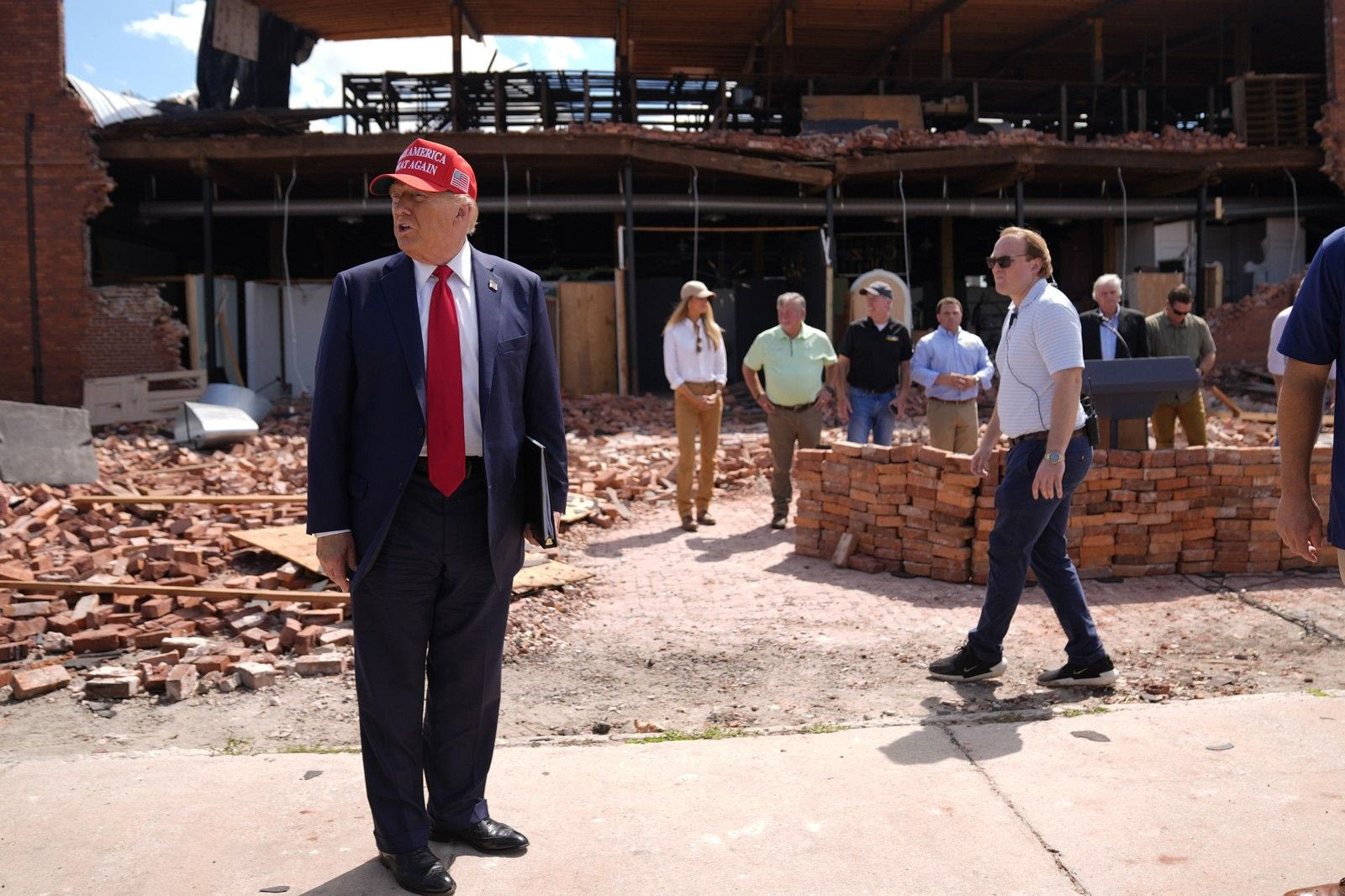 Ο Ντόναλντ Τραμπ στο κέντρο της Βαλντόστα, που επλήγη από τον τυφώνα Χέλεν