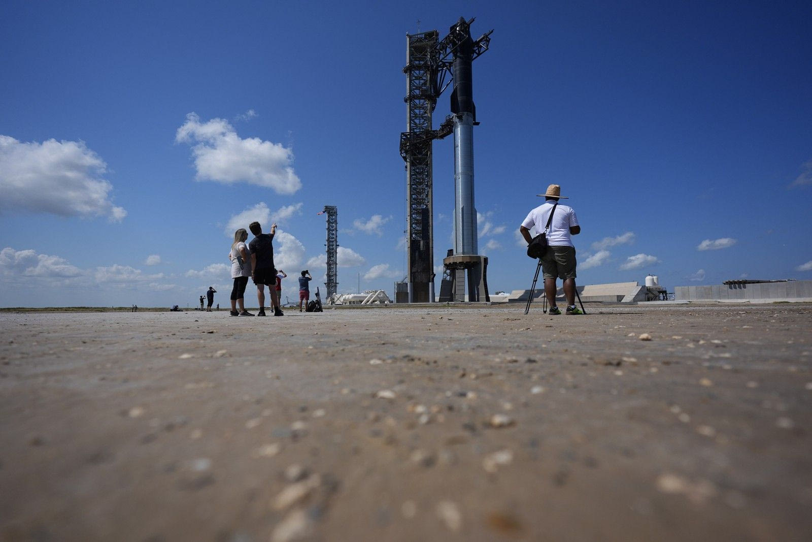 Θεατές παρακολουθούν τον πύραυλο Starship της SpaceX να προετοιμάζεται για μια δοκιμαστική εκτόξευση στο Boca Chica του Τέξας