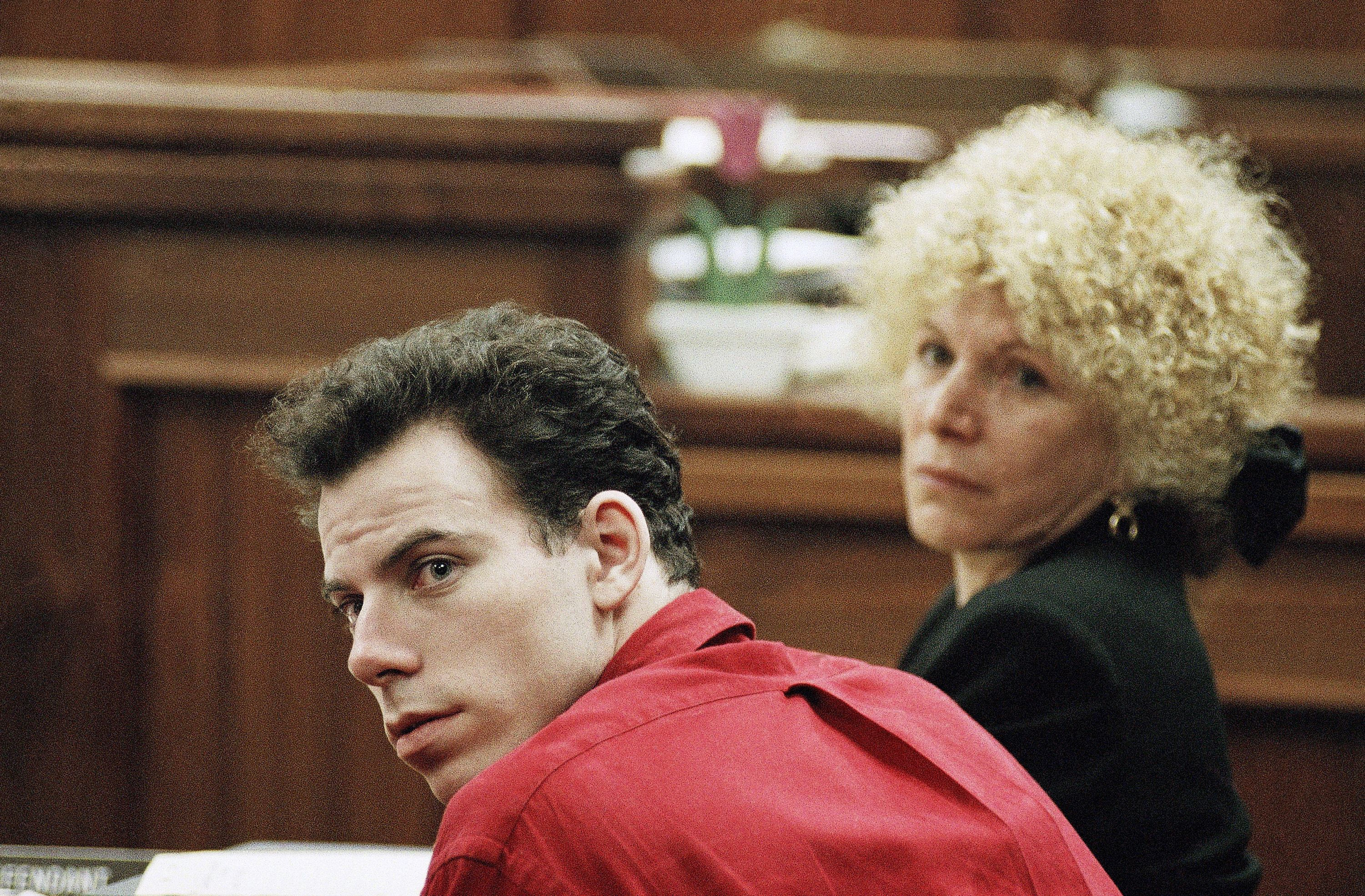 Ο Έρικ Μενέντεζ στην δίκη για τη δολοφονία των γονιών του