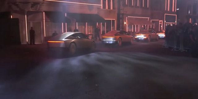 Η φουτουριστική παρέλαση του Έλον Μασκ με ανθρωποειδή ρομπότ που ήρθαν από το μέλλον