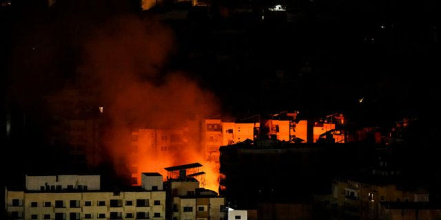 Καπνός και φωτιά υψώνονται από το σημείο της ισραηλινής αεροπορικής επιδρομής στο Dahiyeh, στη Βηρυτό, Τρίτη, 8 Οκτωβρίου 2024