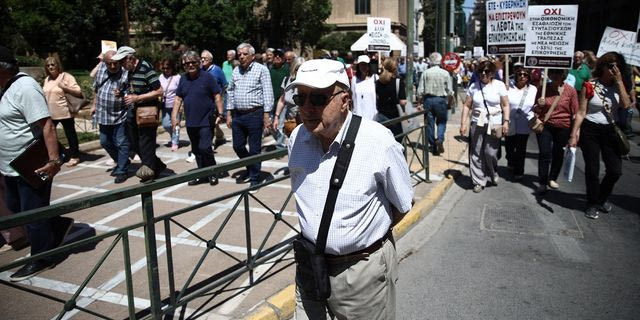 Τσουκαλάς: Μπορούν και οφείλουν να δώσουν νωρίτερα τις συντάξεις το Πάσχα