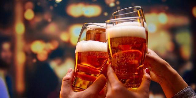 Η Πράγα καταργεί τις “μπαρότσαρκες” για να προσελκύσει “πιο καλλιεργημένους” τουρίστες