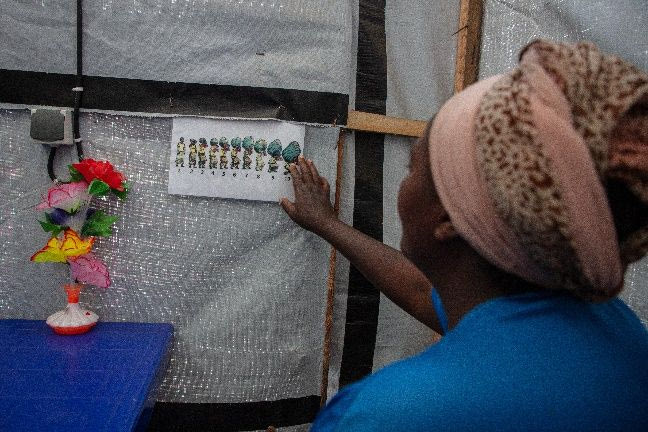 Η Vert είναι 30 ετών και ζει με τα 8 παιδιά της στην περιοχή εκτόπισης της Lushagala. Ζήτησε βοήθεια στην κλινική Tumaini των Γιατρών Χωρίς Σύνορα μετά από σεξουαλική επίθεση που δέχτηκε κατά τη συγκομιδή στο χωράφι. «Δεν έχουμε άλλη επιλογή από το να πάμε στο χωράφι, το να πάω στο χωριό μου είναι αδύνατο, προσπάθησα χθες αλλά αναγκάστηκα να γυρίσω πίσω όταν άκουσα ότι άνθρωποι πυροβολήθηκαν».