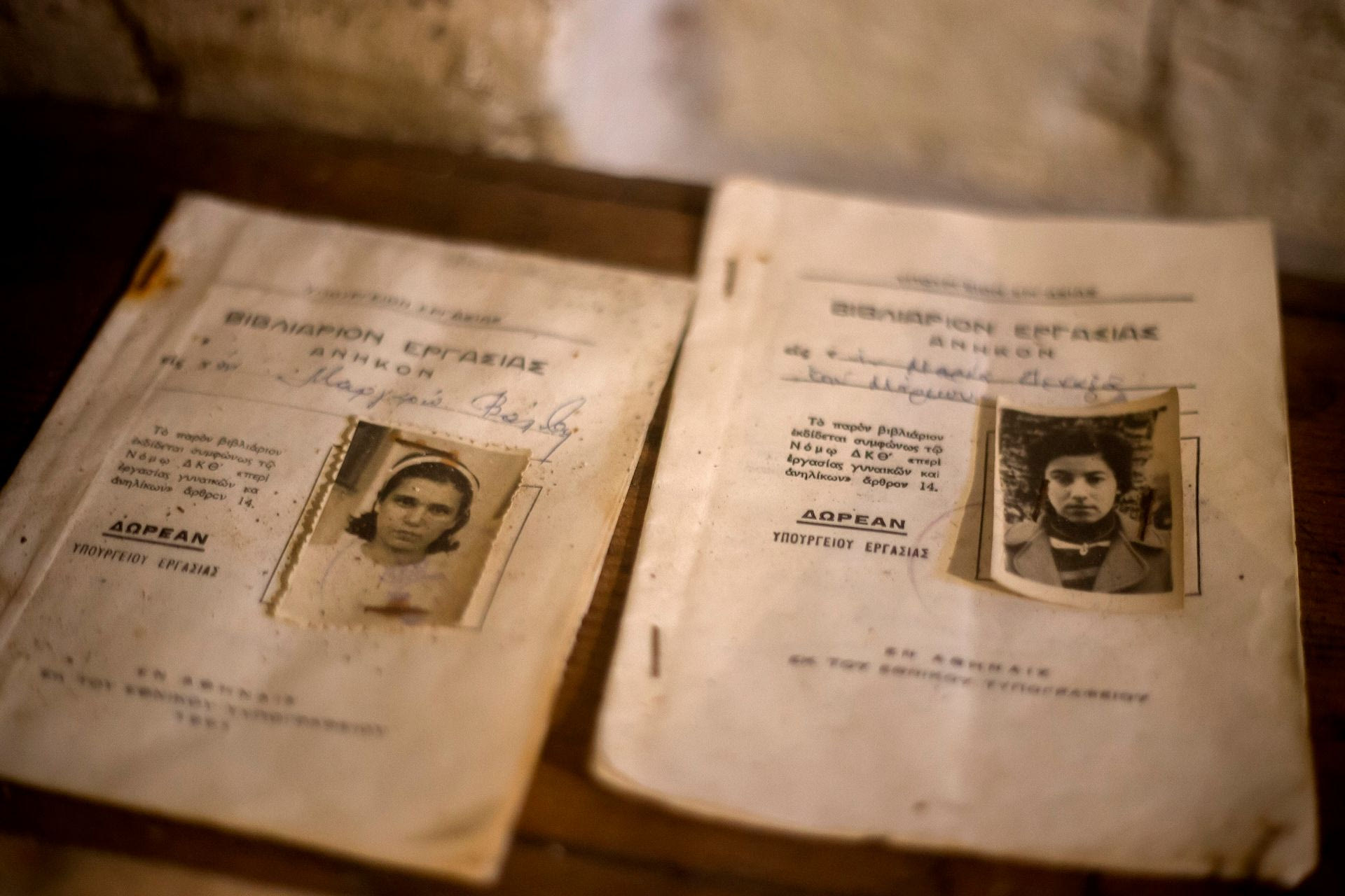 Σύρος Υφάντρες – Φωτό. Inbulb © Μουσείο Κυκλαδικής ΤέχνηςΒιβλιάριο Εργασίας Υφαντρών 