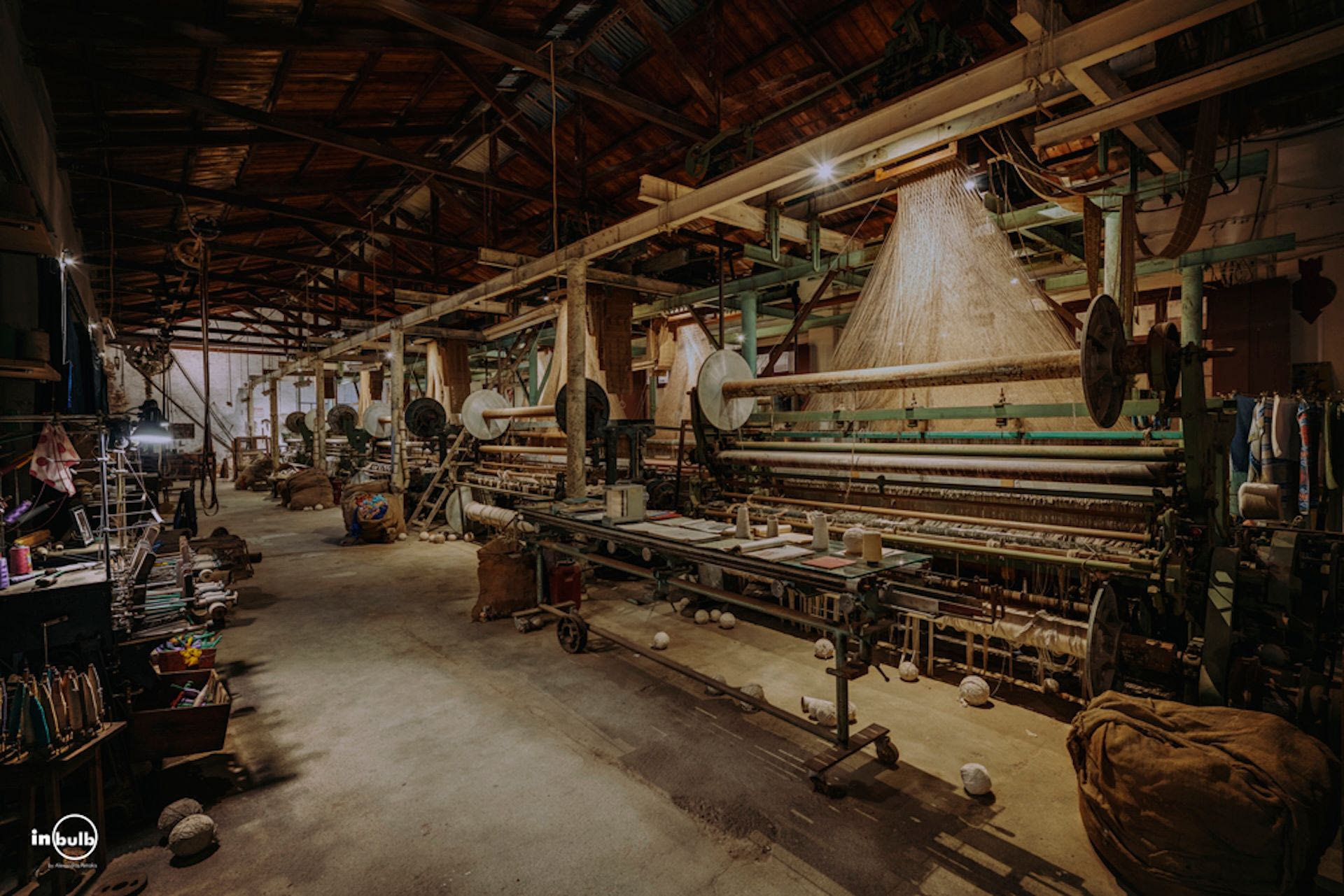 Σύρος Υφάντρες – Φωτό. Inbulb © Μουσείο Κυκλαδικής Τέχνης Αργαλειοί του κλωστοϋφαντουργείου Ζωσιμάτος 