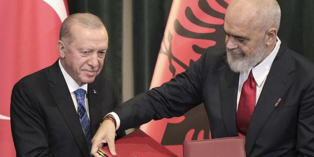 Με… καμικάζι drones στα Τίρανα ο Ερντογάν, εγκαινίασε το μεγαλύτερο τζαμί των Βαλκανίων