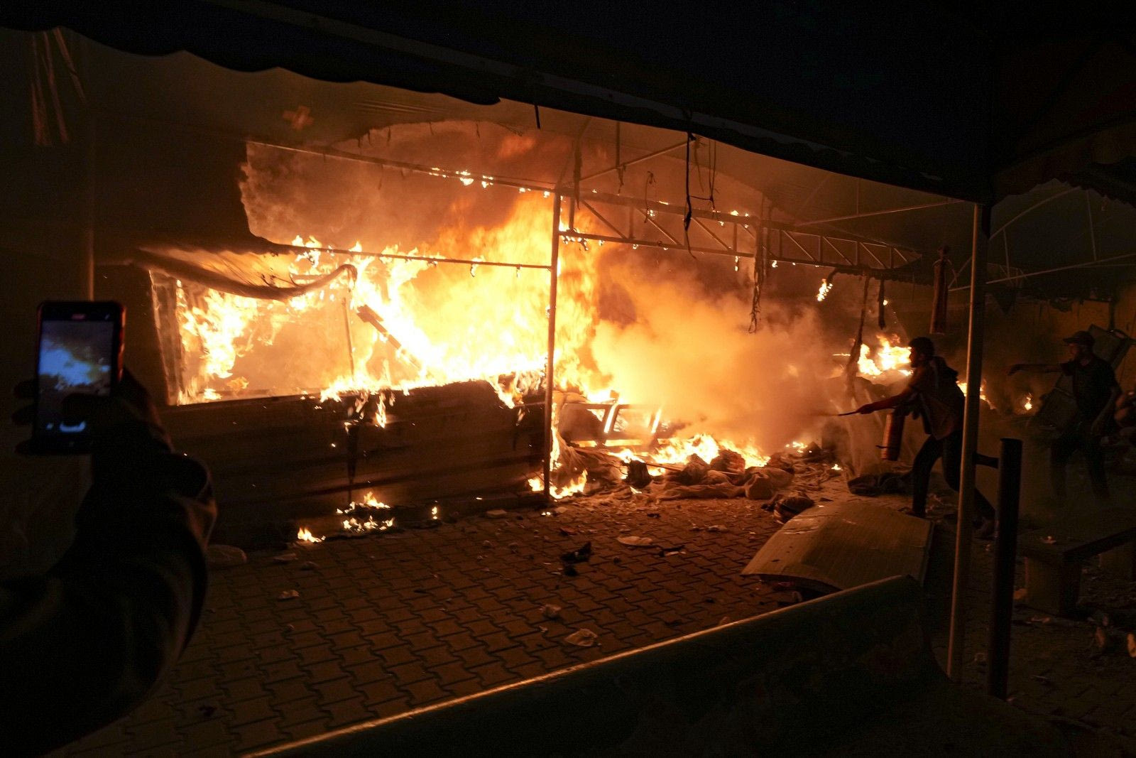 Φωτιά σε καταυλισμό προσφύγων στη Γάζα μετά από ισραηλινούς βομβαρδισμούς