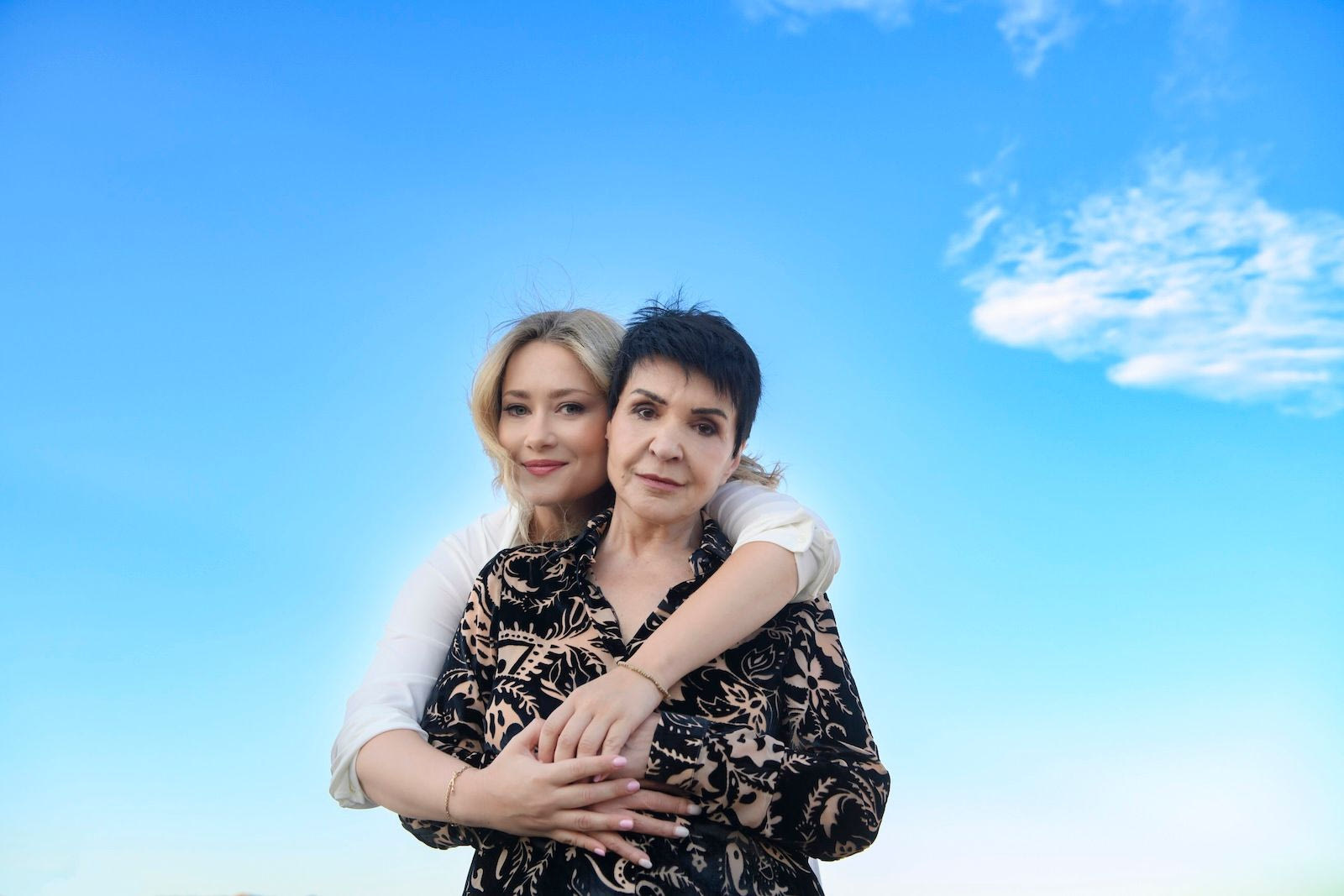 Δύο Γυναίκες Χορεύουν