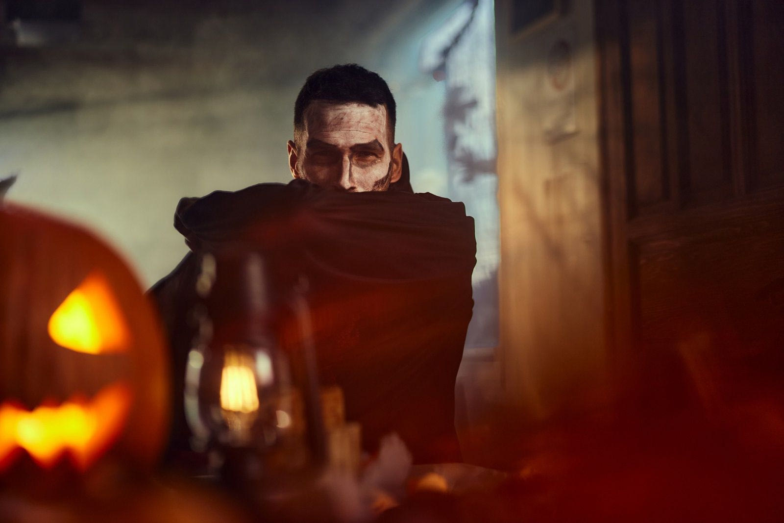 Άνδρας ντυμένος βρικόλακας για το halloween