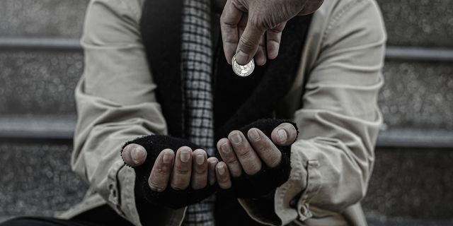 Η Σουηδία προσπαθεί να “κηρύξει παράνομη τη φτώχεια” με σχέδιο απαγόρευσης της επαιτείας