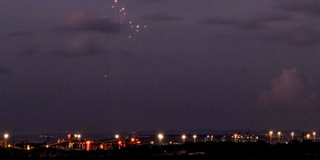 Το Iron Dome αναχαιτίζει πυραύλους στον ουρανό του Ισραήλ