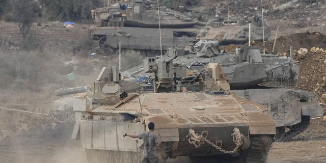 Ισραηλινά άρματα στα σύνορα με Λιβανο