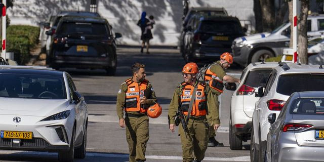 Αξιωματικοί του Ισραήλ κοντά στο σημείο όπου εκτοξεύτηκε drone προς το σπίτι του Νετανιάχου