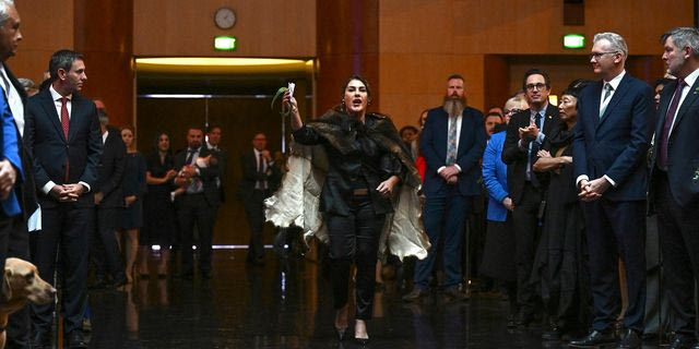 Η ιθαγενής Αυστραλιανή γερουσιαστής Lidia Thorpe κατά του βασιλιά Καρόλου