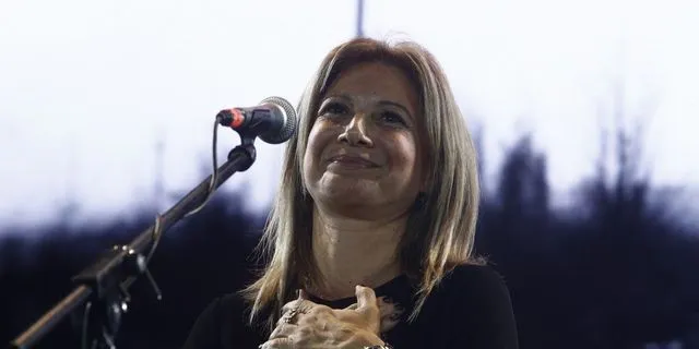 H Μαρία Καρυστιανού στη συναυλία μνήμης στο Καλλιμάρμαρο Στάδιο για τους 57 νεκρούς της σύγκρουσης των αμαξοστοιχιών στα Τέμπη